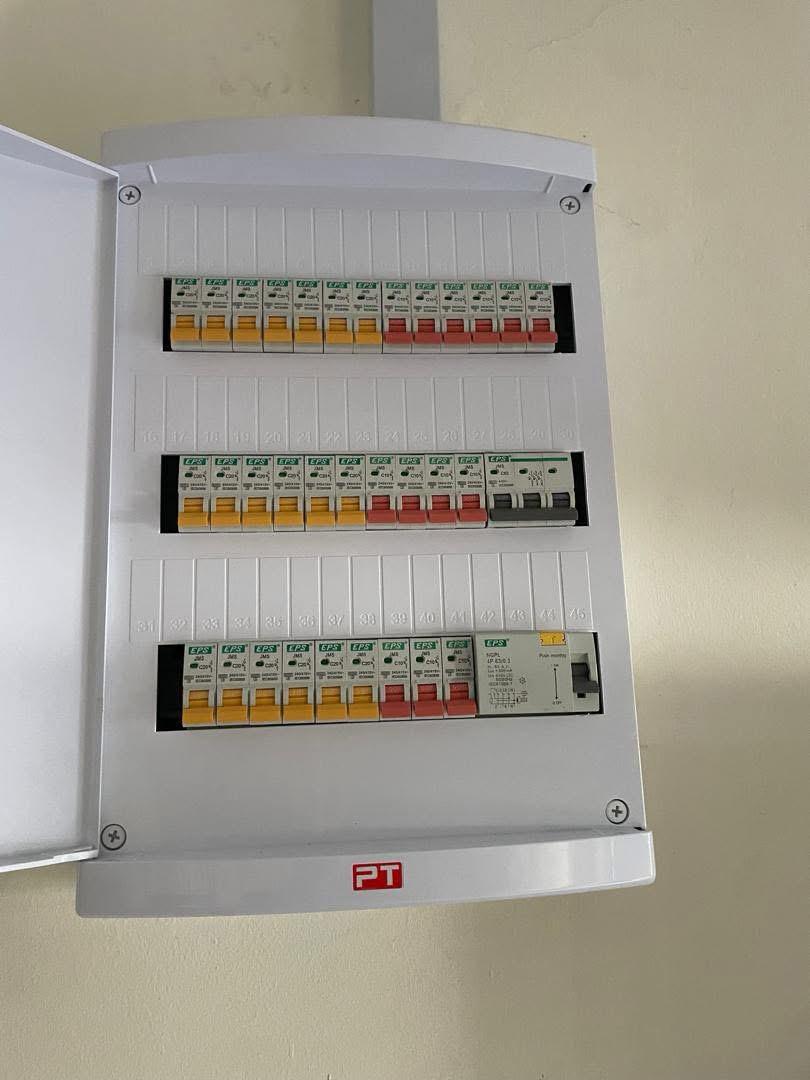 Pemasangan DB board PVC 45 way untuk upgrade 3 fasa