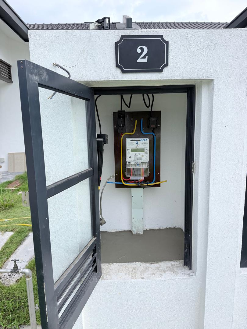 Pemasangan meter baharu close up di banglo