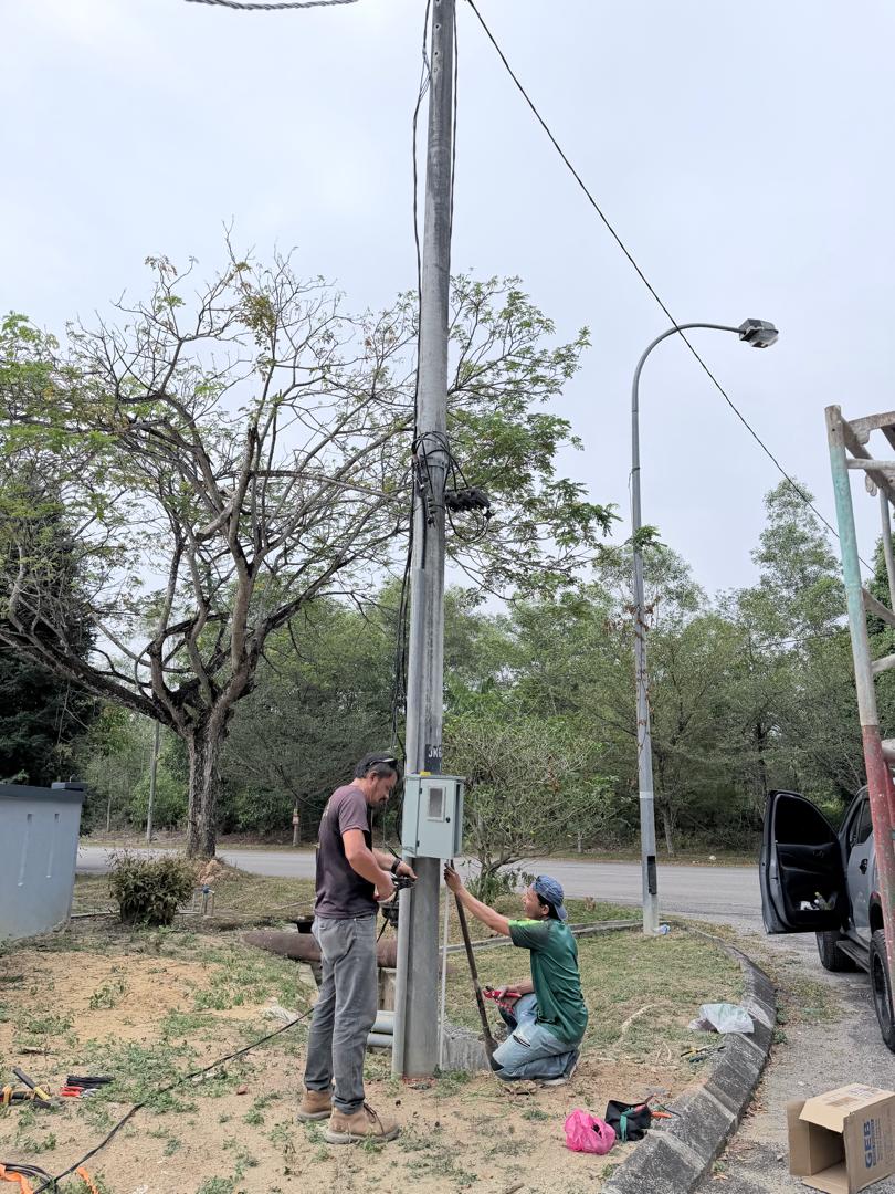Pemasangan meter sementara atas tiang di tapak projek